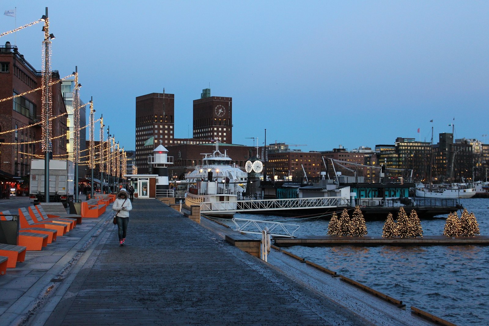 Oslo Ville d’Oslo un jour d’hiver avec le fjord gelé et des bateaux amarrés