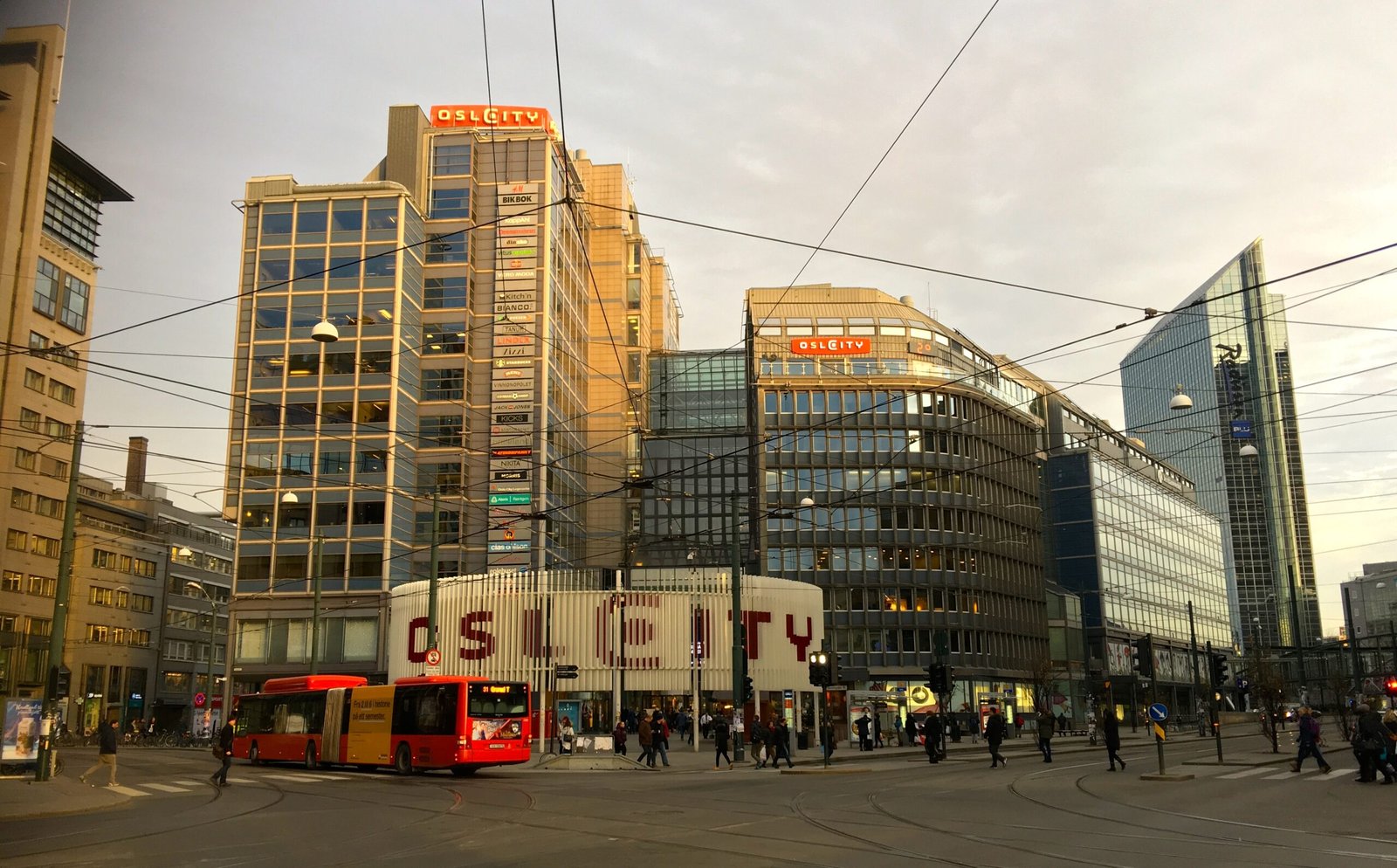 Oslo Centre-ville animé d’Oslo en journée, capitale norvégienne vivante
