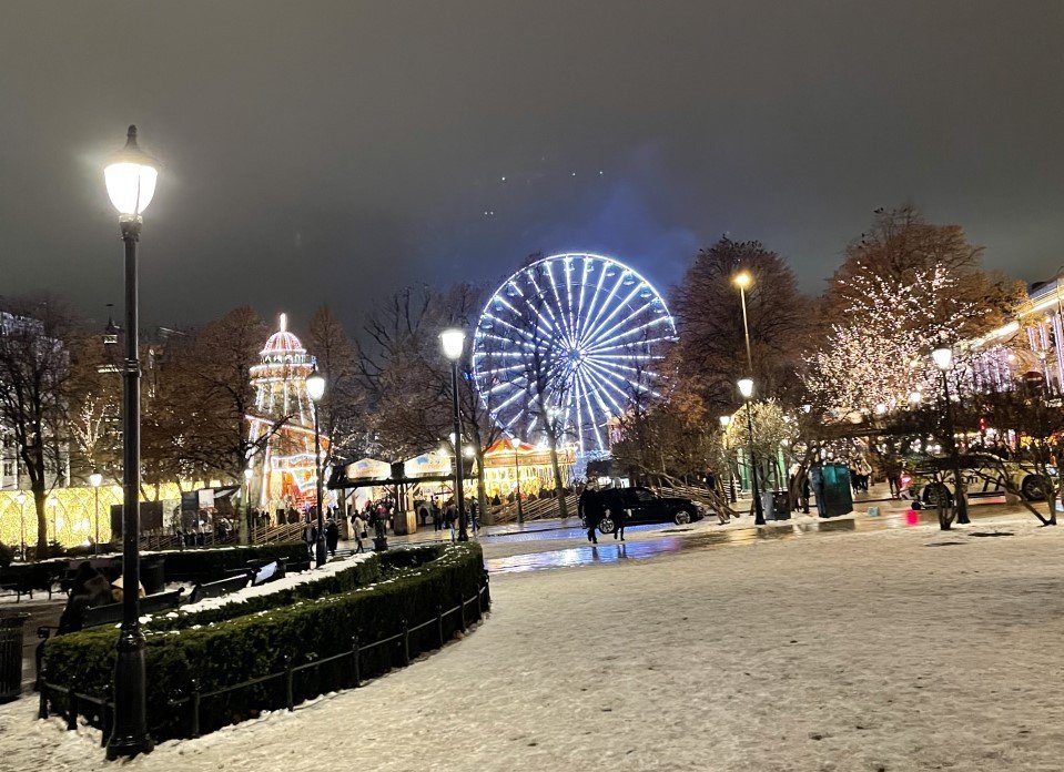 Oslo Ville enneigée d’Oslo en hiver avec grande roue et patinoire en plein air