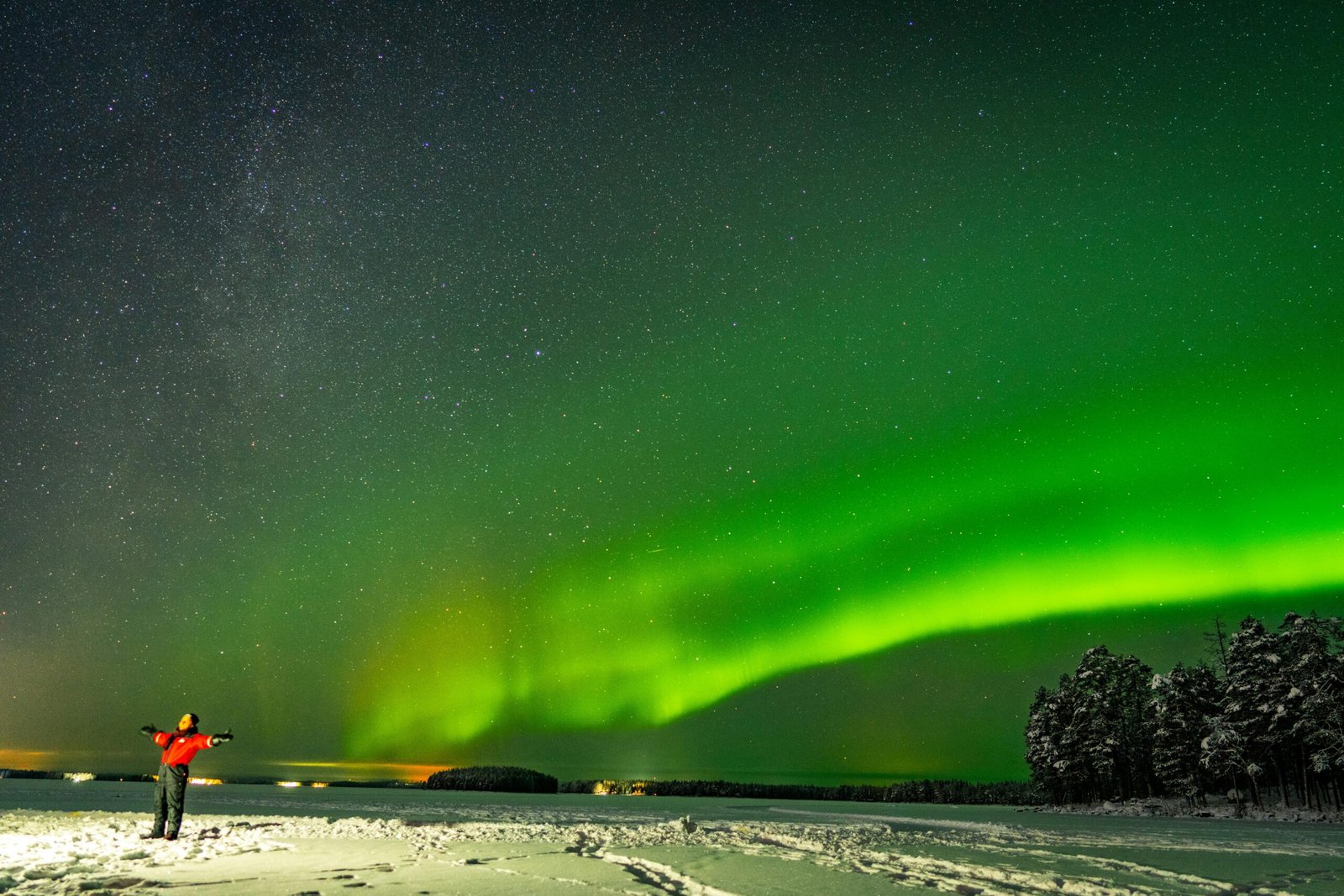 Aurores boréales à Rovaniemi en Laponie finlandaise, spectacle lumineux dans le ciel arctique