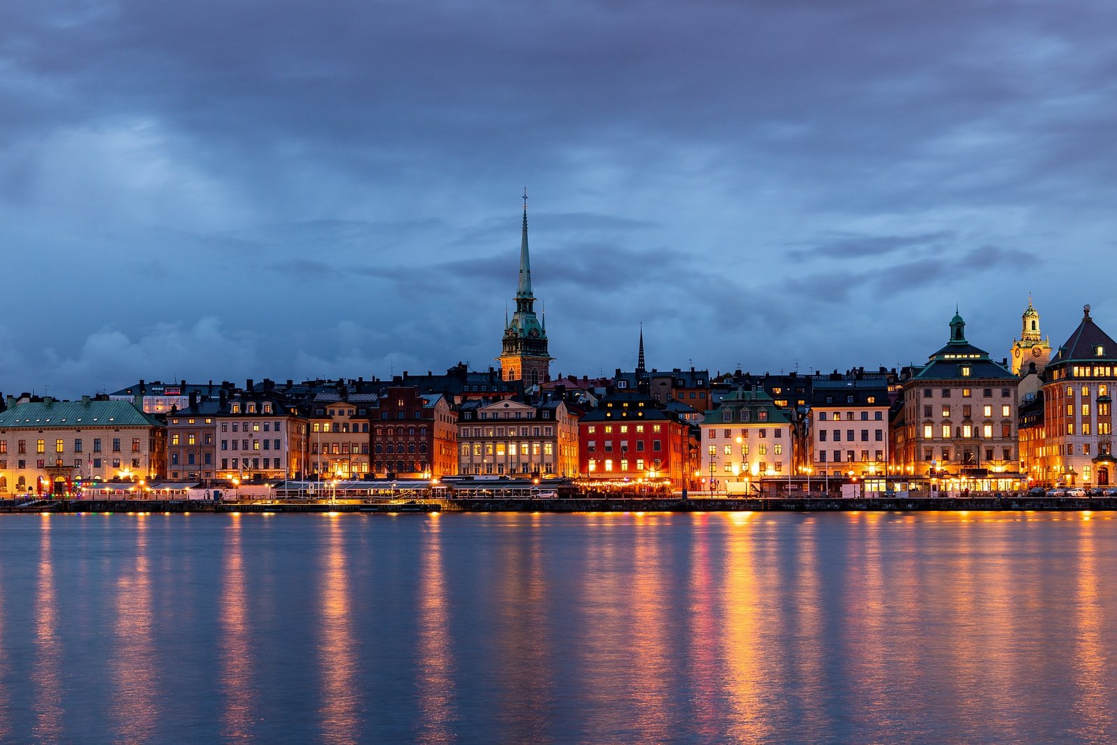 Stockholm Vue sur la ville de Stockholm un soir d’hiver, illuminée et bordée par la mer Baltique