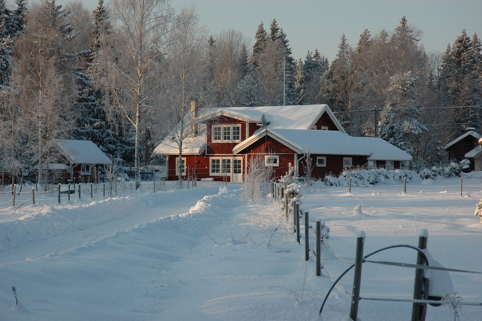 Stockholm Vue sur une maison enneigée en hiver à Stockholm, typique de l’architecture scandinave