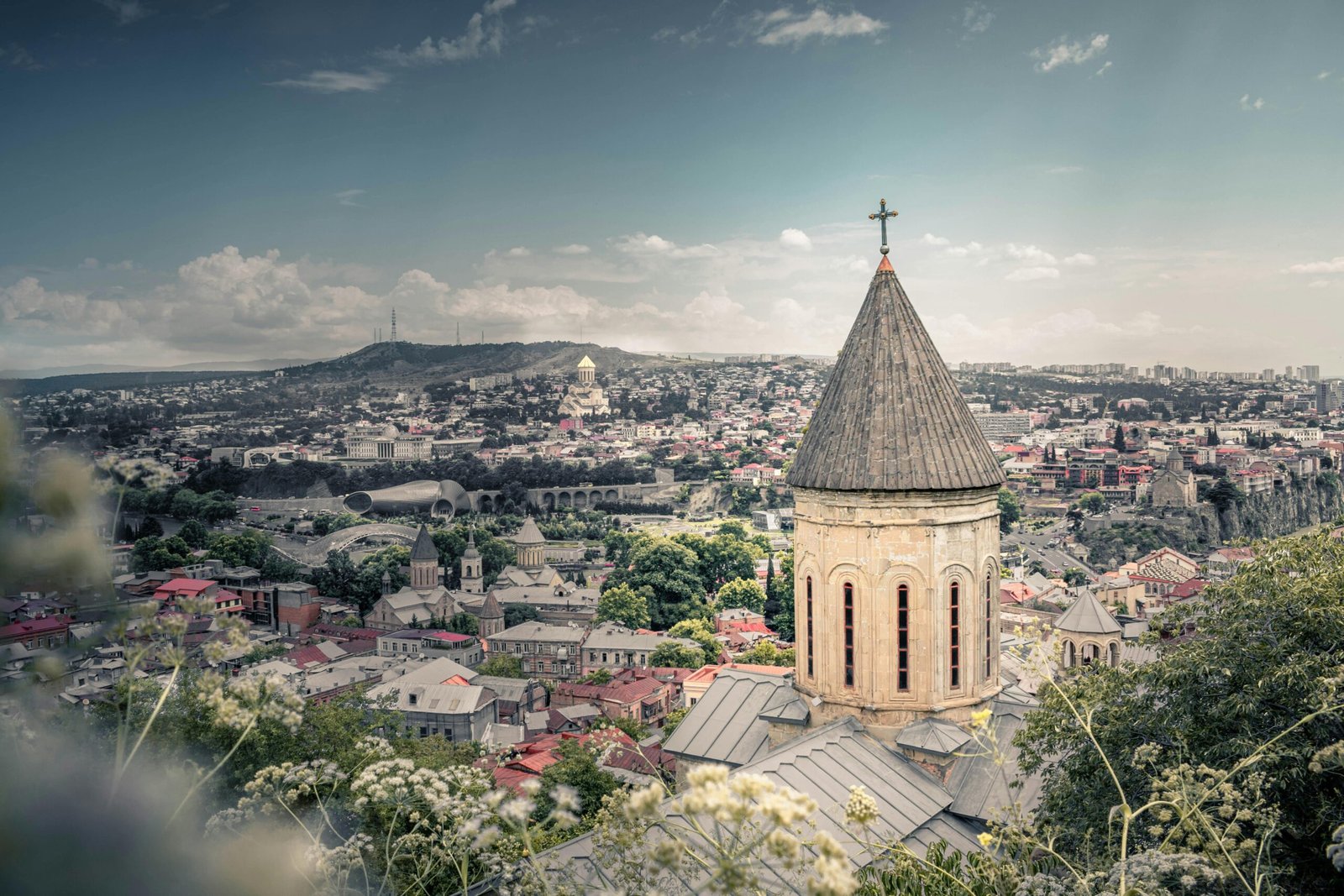 Vue sur la charmante ville de Tbilissi, capitale de la Géorgie, avec ses bâtiments historiques et son architecture typique