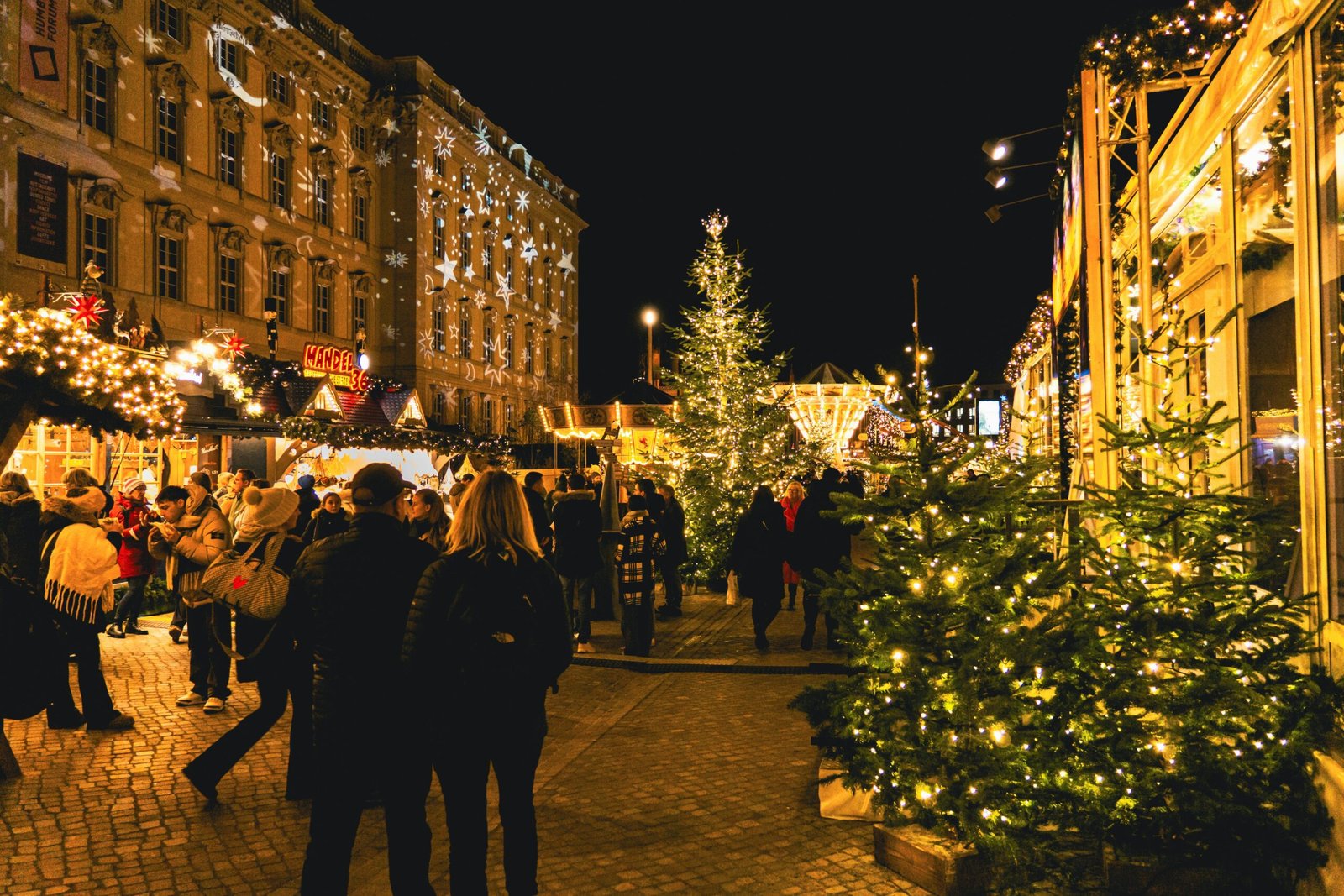 Marché de Noël traditionnel avec chalets illuminés, décorations festives et ambiance hivernale