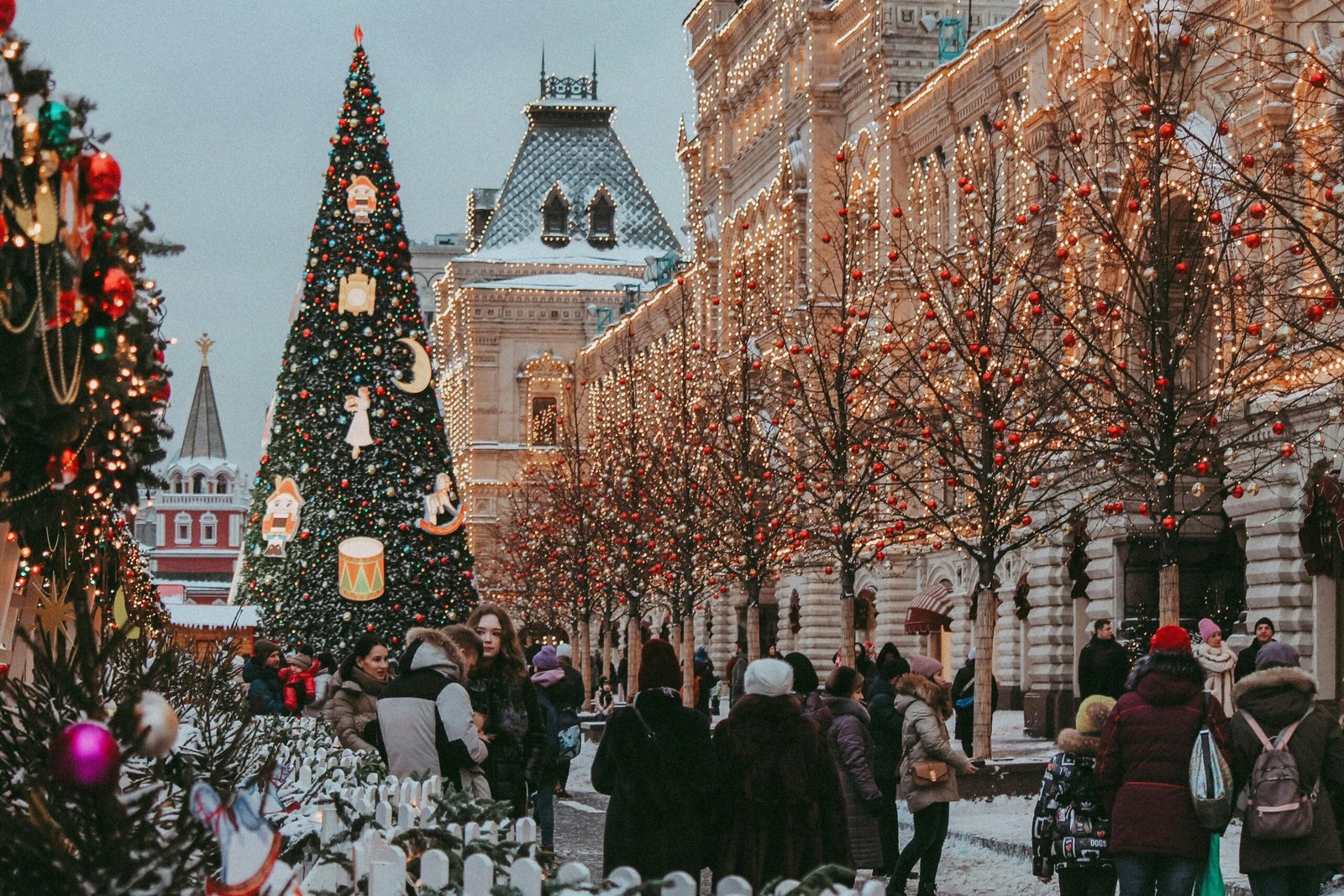 Marché de Noël traditionnel avec chalets illuminés, décorations festives et ambiance hivernale
