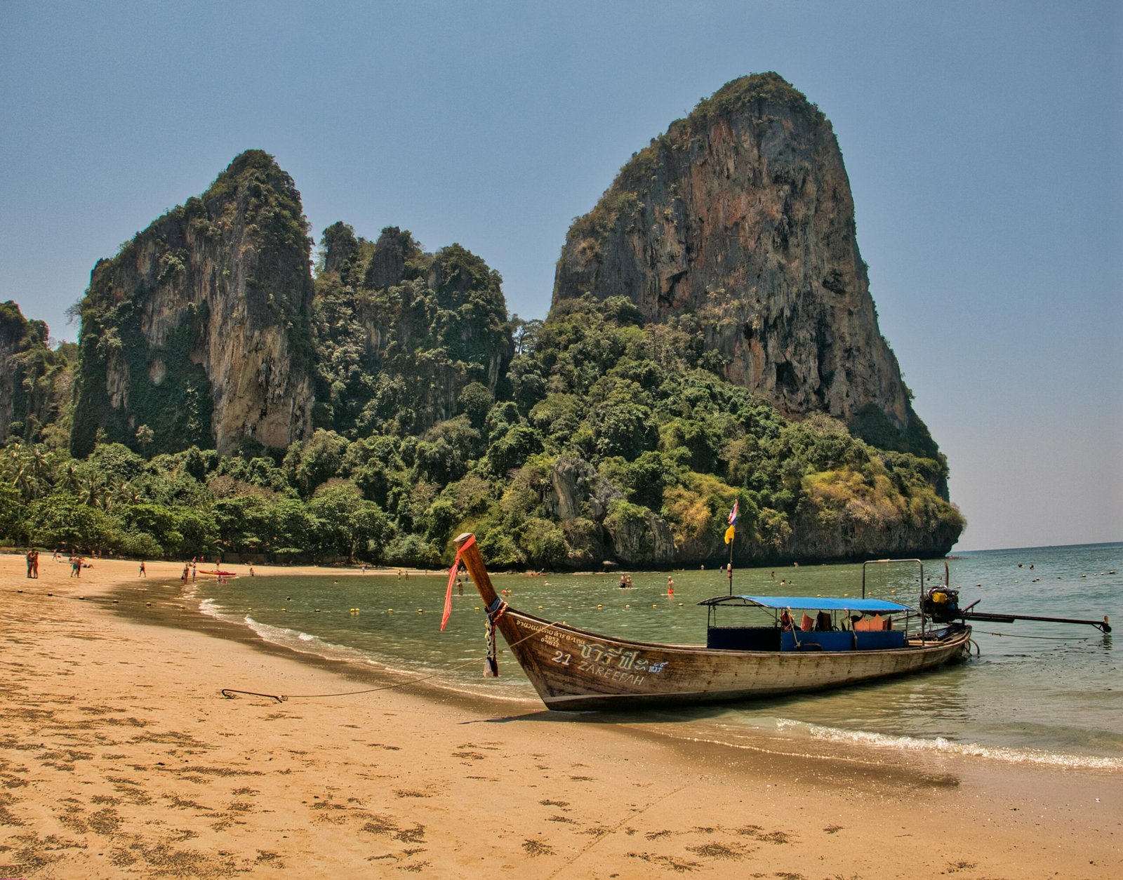 Railay Beach Railay Beach en Thaïlande : plage de sable blanc entourée de falaises karstiques et eaux turquoise