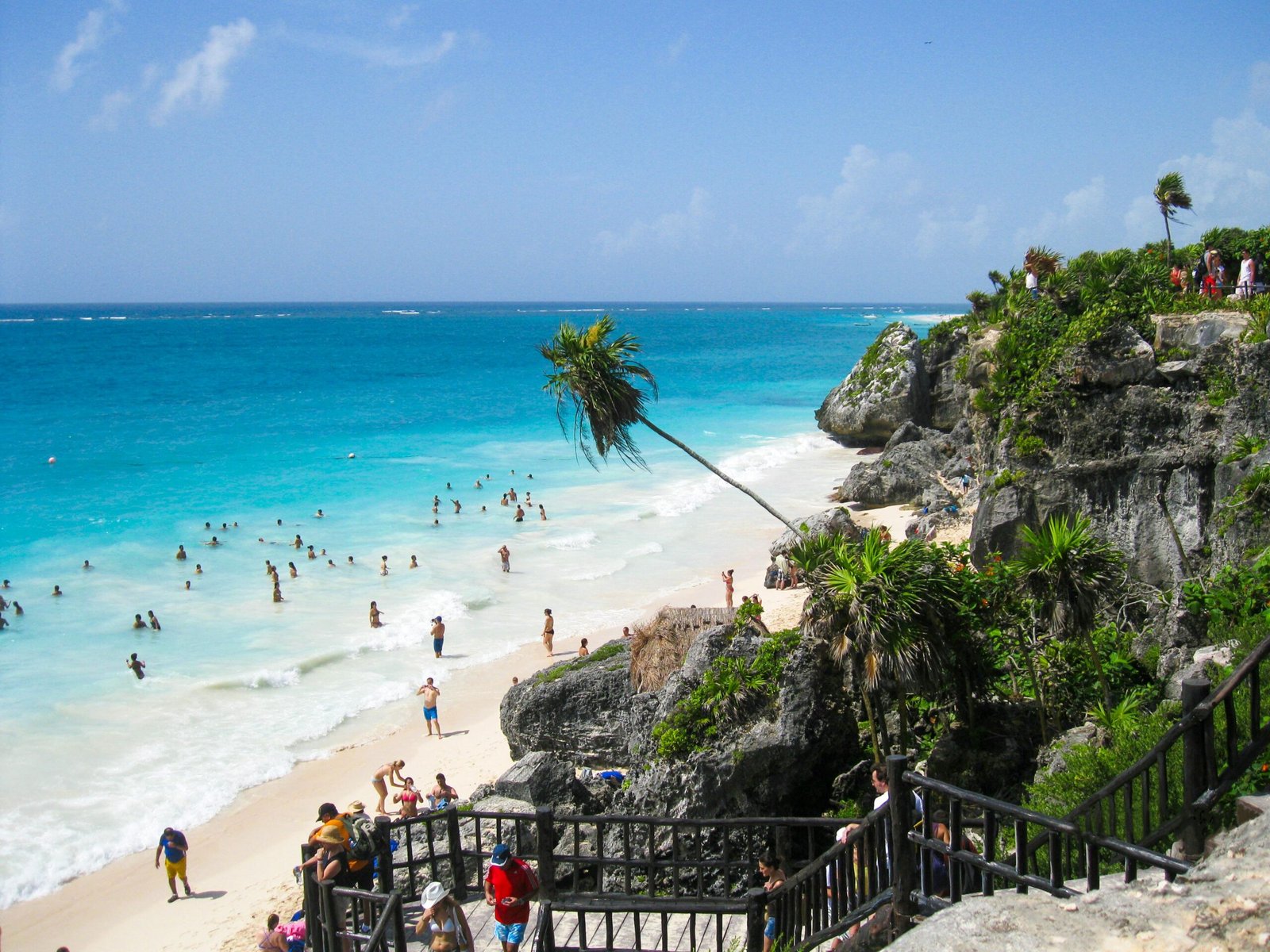 Tulum Tulum Beach au Mexique : plage de sable blanc avec ruines mayas en arrière-plan et eaux turquoise