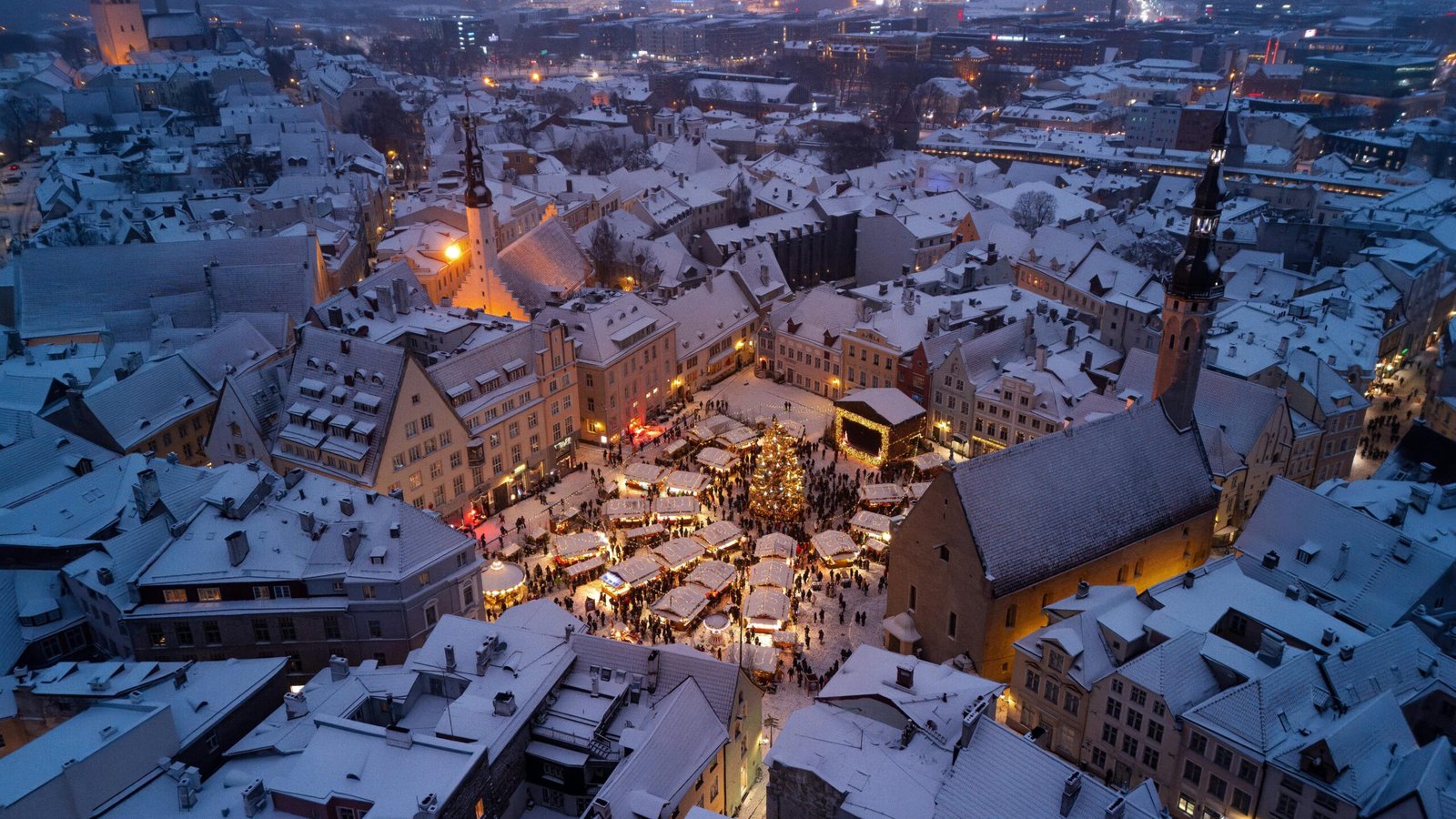 Vue aérienne du marché de Noël de Tallinn en Estonie, décorations lumineuses et ambiance féerique