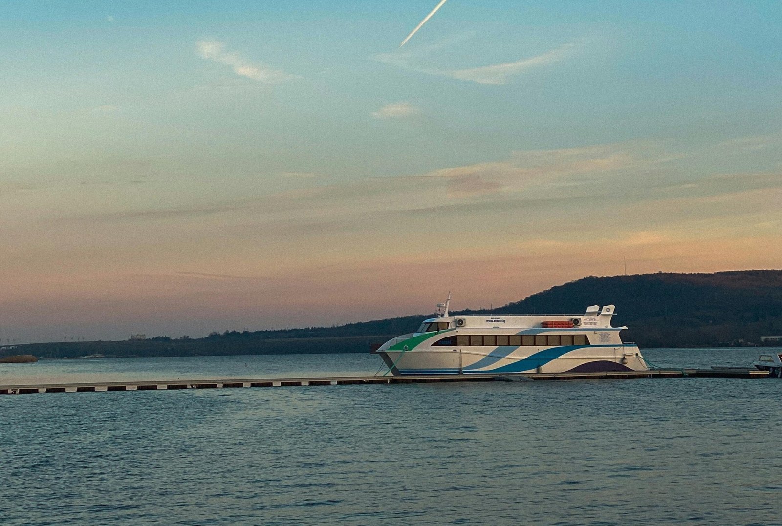 Yacht naviguant au large de Varna en Bulgarie, sur la mer Noire